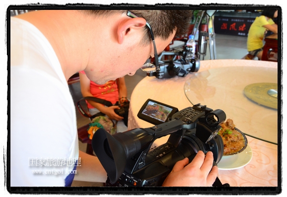 此次攝制組通過拍攝婺源代表名菜糊豆腐、粉蒸肉、荷包紅魚、賽鵝頸及地方小吃清明果、灰汁果、糯米子糕等來(lái)詮釋婺源美食經(jīng)典，展示婺源食文化，打造獨(dú)屬婺源的美食符號(hào)。