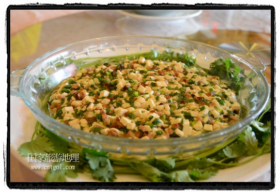 此次攝制組通過拍攝婺源代表名菜糊豆腐、粉蒸肉、荷包紅魚、賽鵝頸及地方小吃清明果、灰汁果、糯米子糕等來(lái)詮釋婺源美食經(jīng)典，展示婺源食文化，打造獨(dú)屬婺源的美食符號(hào)。