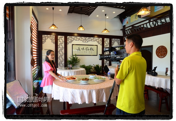 此次攝制組通過拍攝婺源代表名菜糊豆腐、粉蒸肉、荷包紅魚、賽鵝頸及地方小吃清明果、灰汁果、糯米子糕等來(lái)詮釋婺源美食經(jīng)典，展示婺源食文化，打造獨(dú)屬婺源的美食符號(hào)。