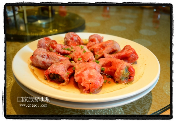 此次攝制組通過拍攝婺源代表名菜糊豆腐、粉蒸肉、荷包紅魚、賽鵝頸及地方小吃清明果、灰汁果、糯米子糕等來(lái)詮釋婺源美食經(jīng)典，展示婺源食文化，打造獨(dú)屬婺源的美食符號(hào)。