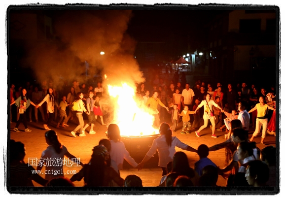 甘肅平?jīng)鍪嗅轻脊沛?zhèn)舉辦了篝火晚會，1000余名市民參與其中，大家載歌載舞，在歡快熱鬧的氣氛中為每一位父親送祝福。父親節(jié)（Father's Day），顧名思義是感恩父親的節(jié)日。約始于二十世紀(jì)初，起源于美國，現(xiàn)已廣泛流傳于世界各地，節(jié)日日期因地域而存在差異。
