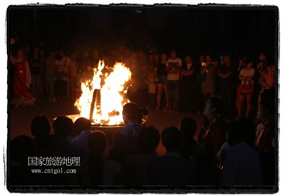 甘肅平?jīng)鍪嗅轻脊沛?zhèn)舉辦了篝火晚會，1000余名市民參與其中，大家載歌載舞，在歡快熱鬧的氣氛中為每一位父親送祝福。父親節(jié)（Father's Day），顧名思義是感恩父親的節(jié)日。約始于二十世紀(jì)初，起源于美國，現(xiàn)已廣泛流傳于世界各地，節(jié)日日期因地域而存在差異。