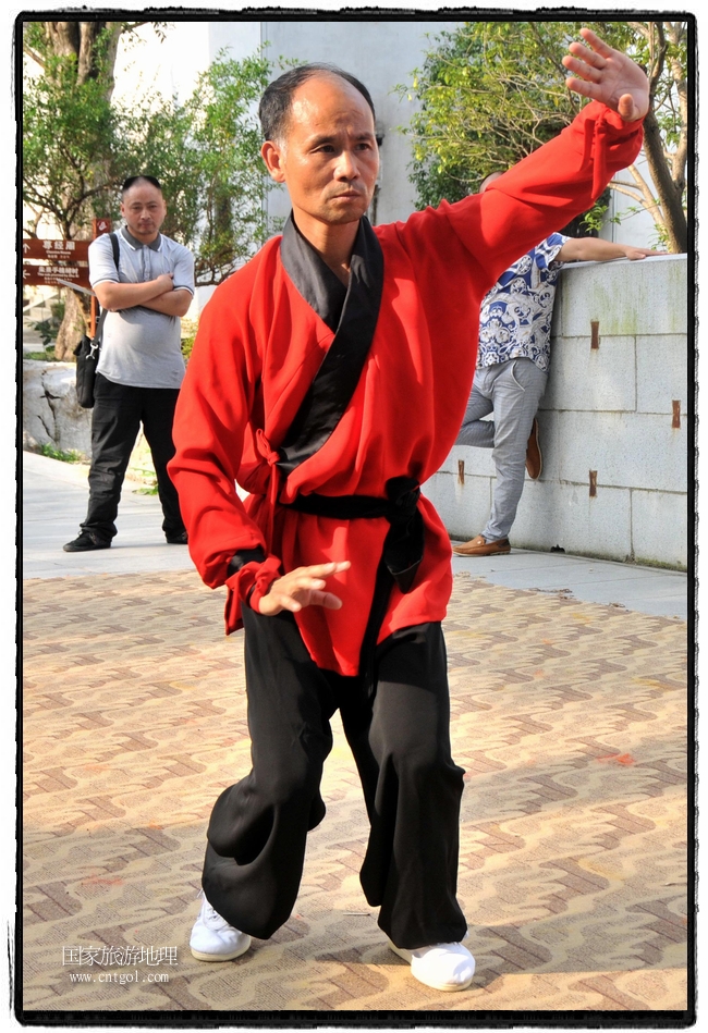 6月20日，小朋友們和中國(guó)武術(shù)愛好者們?cè)诮魇℃脑纯h熹園景區(qū)表演中國(guó)傳統(tǒng)的中國(guó)武術(shù)功夫，吸引許多游人前來(lái)駐足觀看。當(dāng)日是中國(guó)傳統(tǒng)的端午節(jié)，江西省婺源縣的中國(guó)武術(shù)愛好者們通過(guò)表演中國(guó)武術(shù)功夫，打太極，表演了少林棍、硬氣功、自選拳等少林寺功夫，讓孩子們從小學(xué)習(xí)中國(guó)武術(shù)，傳承中國(guó)武德，感受先人過(guò)端午的氛圍。