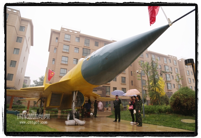 小區(qū)突然出現(xiàn)“飛機坦克”，其中殲15艦載戰(zhàn)斗機一架、99式主戰(zhàn)坦克一輛、武直-10武裝直升機一架，吸引了眾多市民雨中圍觀、合影。