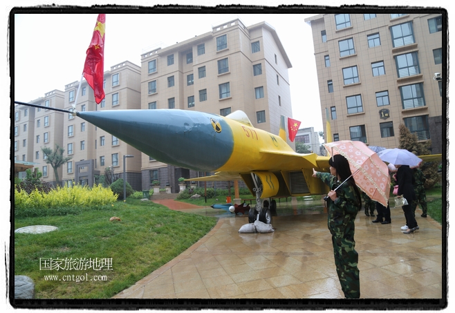 小區(qū)突然出現(xiàn)“飛機坦克”，其中殲15艦載戰(zhàn)斗機一架、99式主戰(zhàn)坦克一輛、武直-10武裝直升機一架，吸引了眾多市民雨中圍觀、合影。