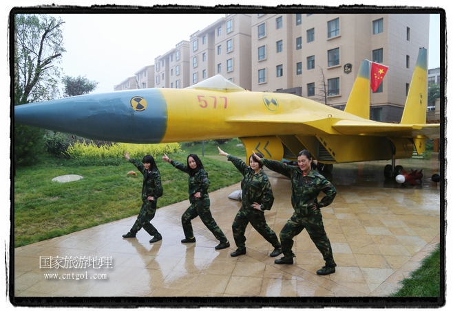 小區(qū)突然出現(xiàn)“飛機坦克”，其中殲15艦載戰(zhàn)斗機一架、99式主戰(zhàn)坦克一輛、武直-10武裝直升機一架，吸引了眾多市民雨中圍觀、合影。