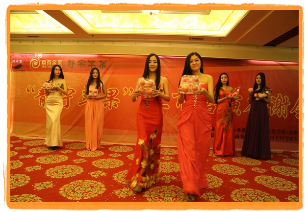 甘肅平?jīng)觯好铨g妹子表演T臺秀 不秀身材秀“金果”(圖)