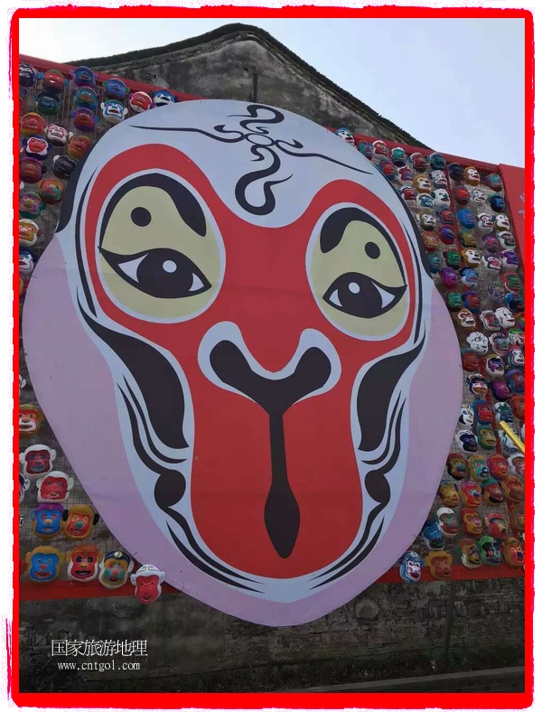中國規(guī)模最大的猴面具彩繪在南潯古鎮(zhèn)展示。猴子真是今年最紅的動物。 