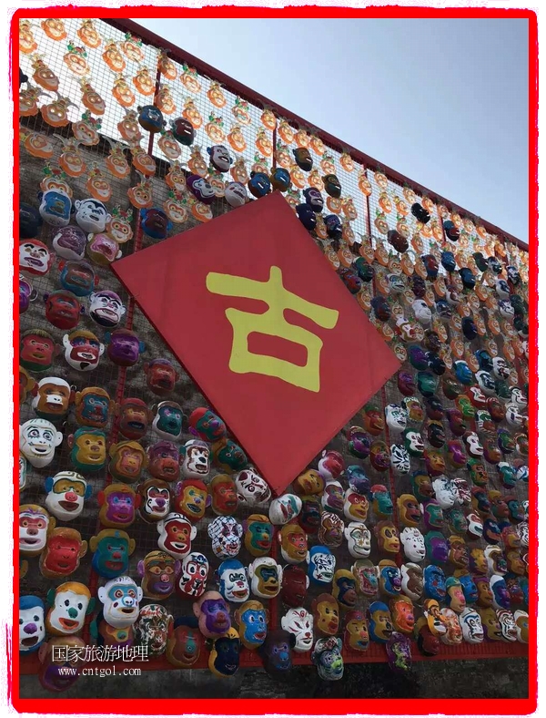 中國規(guī)模最大的猴面具彩繪在南潯古鎮(zhèn)展示。猴子真是今年最紅的動物。 