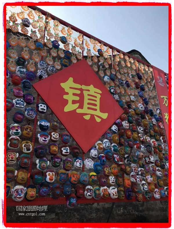 中國規(guī)模最大的猴面具彩繪在南潯古鎮(zhèn)展示。猴子真是今年最紅的動物。 