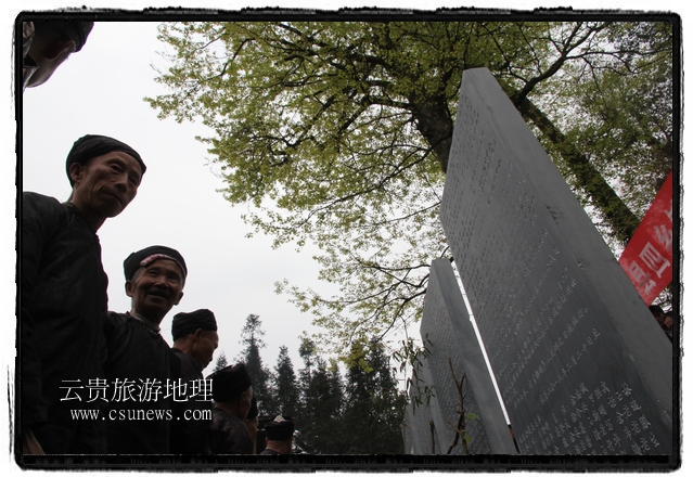 圖2：族首領(lǐng)正在組織各村代表學習椰規(guī)內(nèi)容