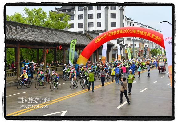 來自江西、安徽、浙江、福建等省市近千名選手參加了比賽，婺源賽道沿途的秀美風(fēng)光和徽派古村落，給參賽選手留下美好的印象。