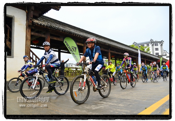 來自江西、安徽、浙江、福建等省市近千名選手參加了比賽，婺源賽道沿途的秀美風(fēng)光和徽派古村落，給參賽選手留下美好的印象。