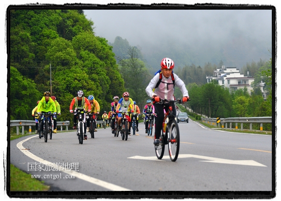 來自江西、安徽、浙江、福建等省市近千名選手參加了比賽，婺源賽道沿途的秀美風(fēng)光和徽派古村落，給參賽選手留下美好的印象。