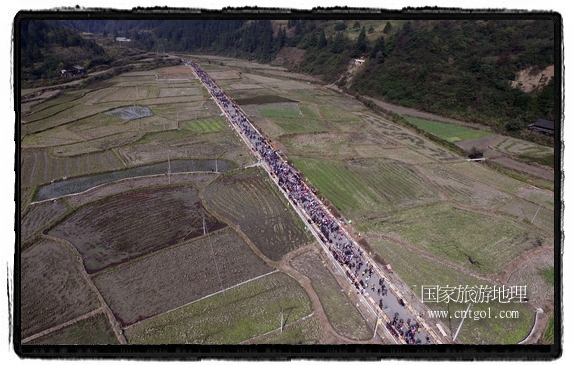 1700桌合攏宴，總長(zhǎng)3.7公里，10380人同桌就餐，創(chuàng)歷史之最